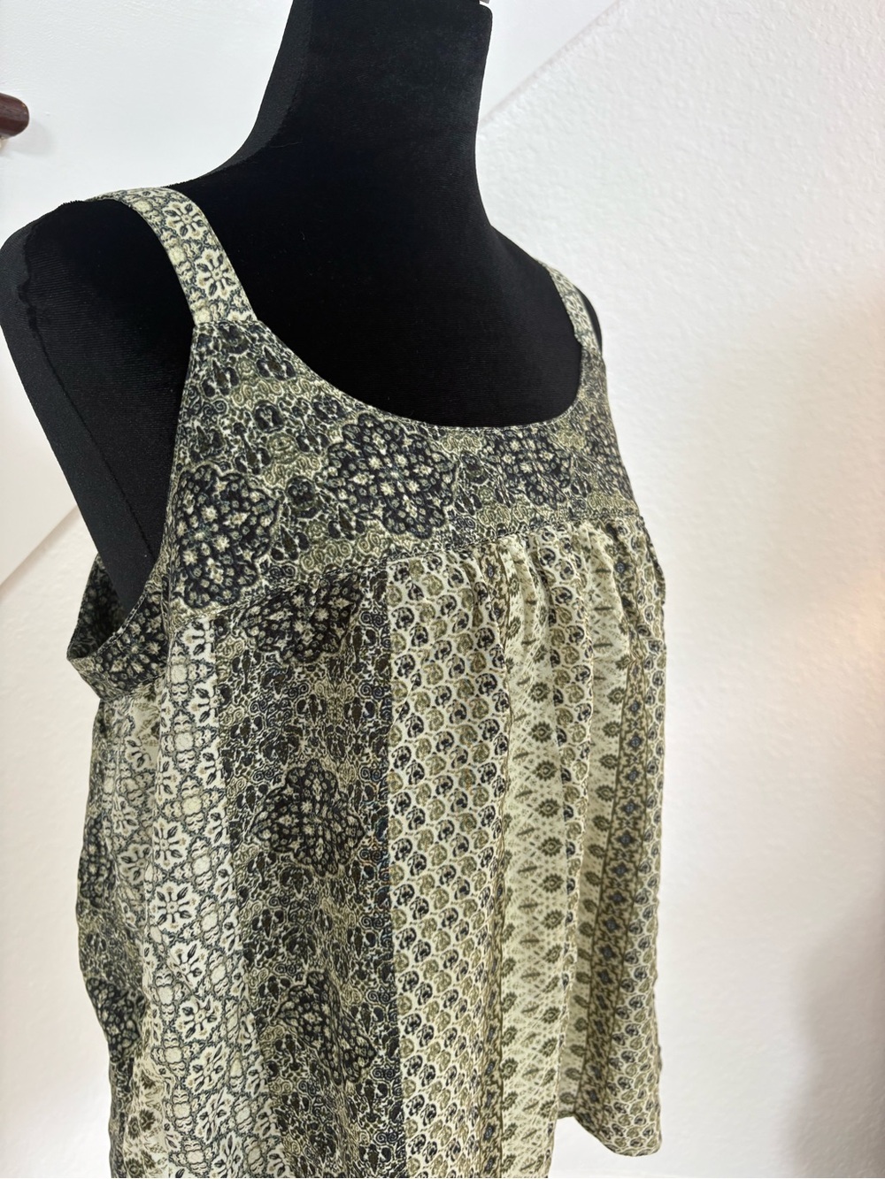 Rose & Olive Olive and Black Patterned Sleeveless Camisole